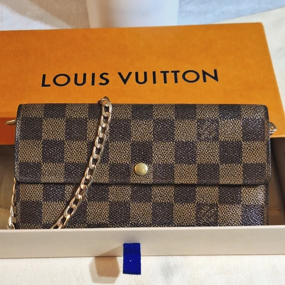 Louis Vuitton Damier Sarah Wallet - Picture 3 of 16